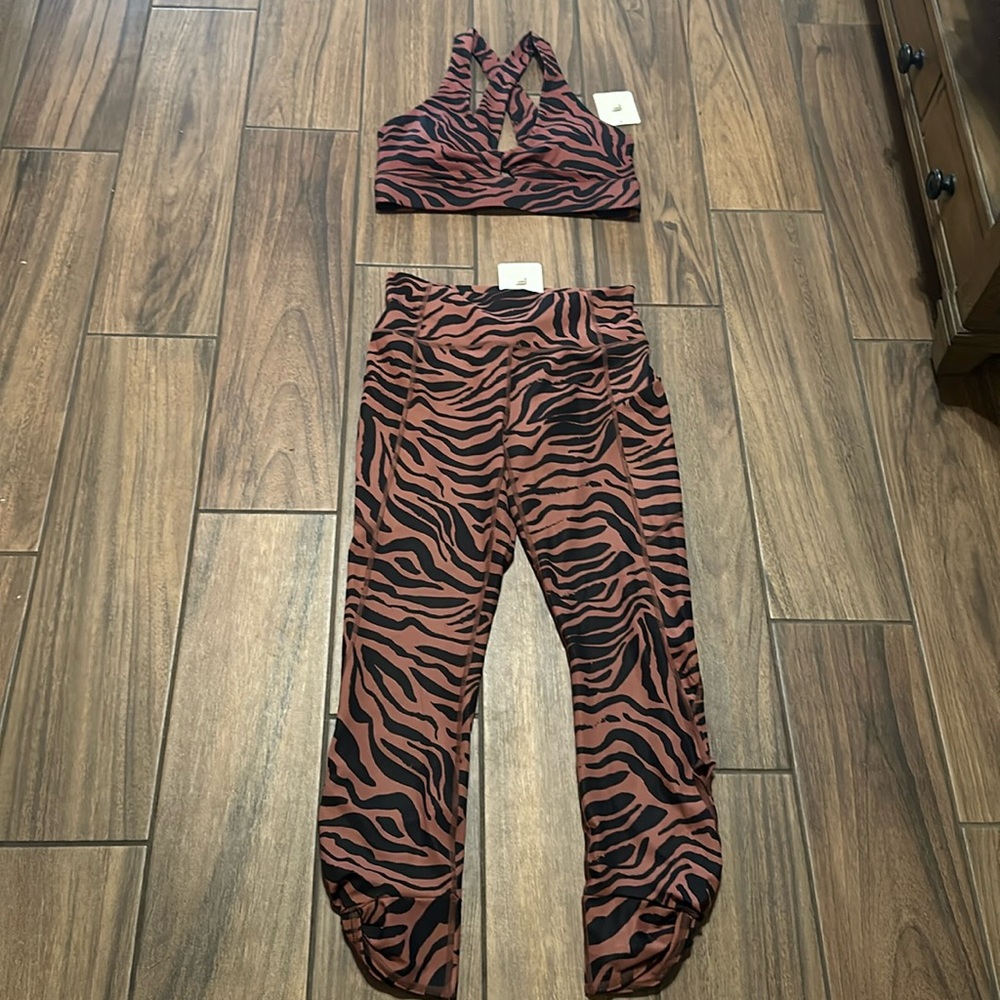 Brand New gorgeous Fabletics size medium tiger print set with side pockets